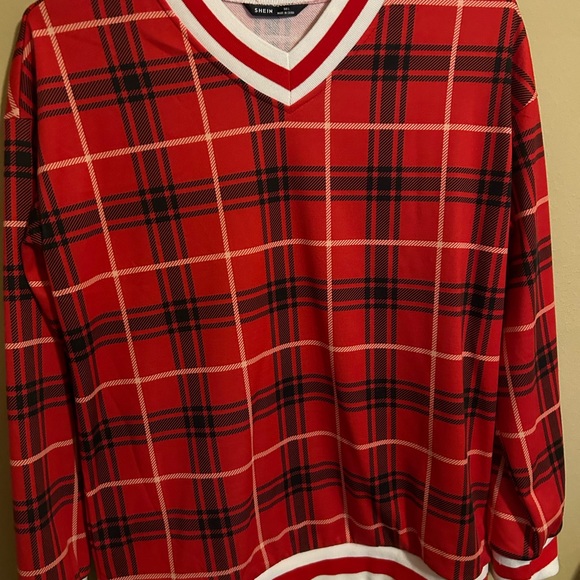 Red sweatshirt - Picture 2 of 4